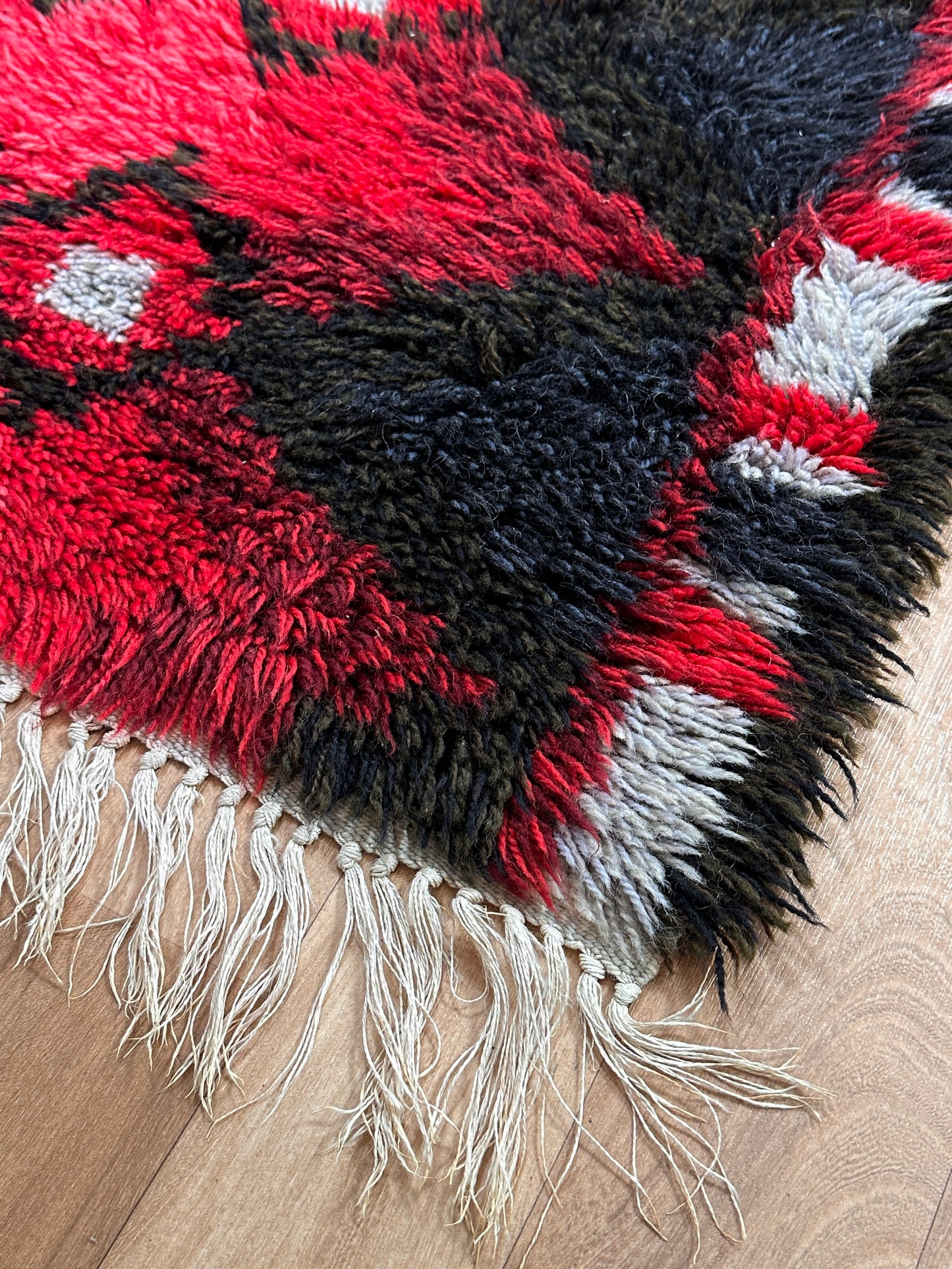 Abstract Vintage Rya Rug - Red & Black | 2'7 x 5'7 Velour Haven